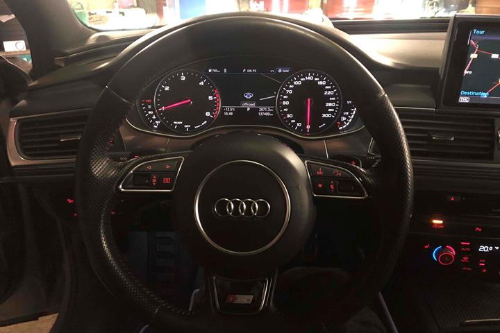 Grå Audi A6 fra 2016