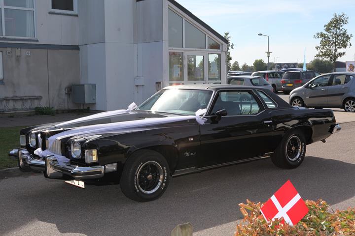 Sort Pontiac Grand Prix fra 1973