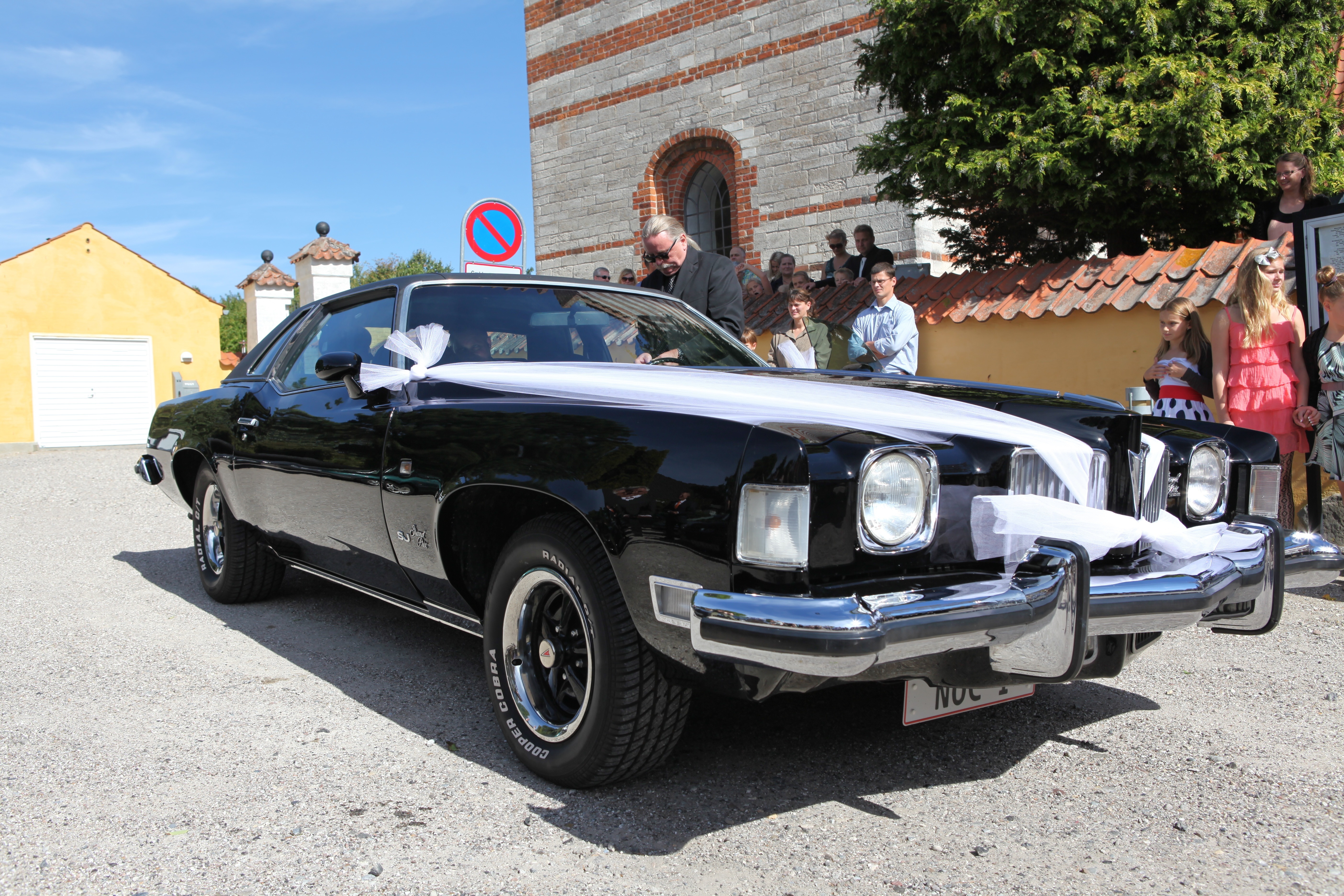 Sort Pontiac Grand Prix fra 1973