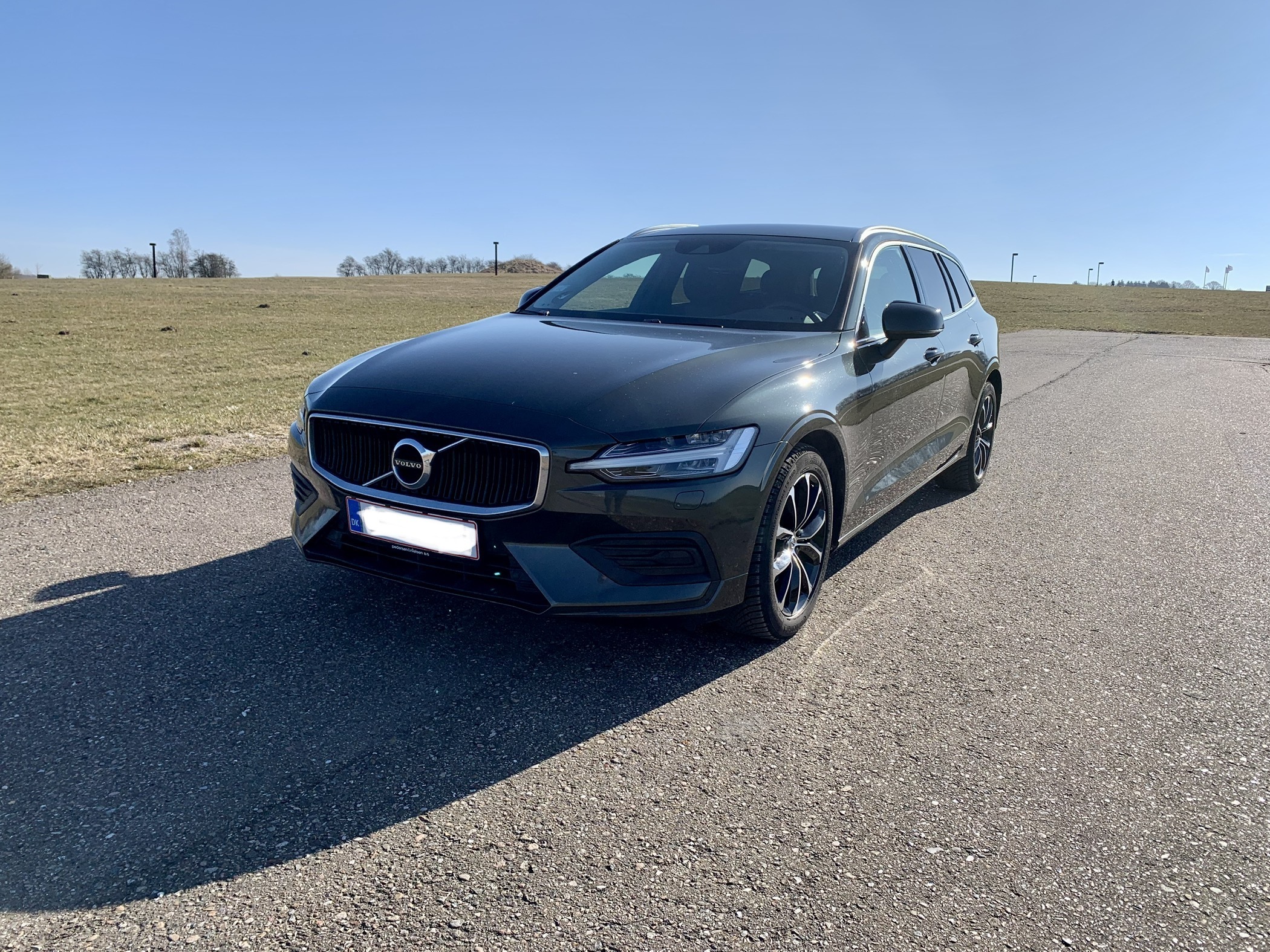 Grå Volvo V60 fra 2020