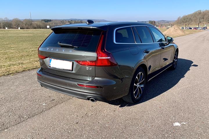 Grå Volvo V60 fra 2020