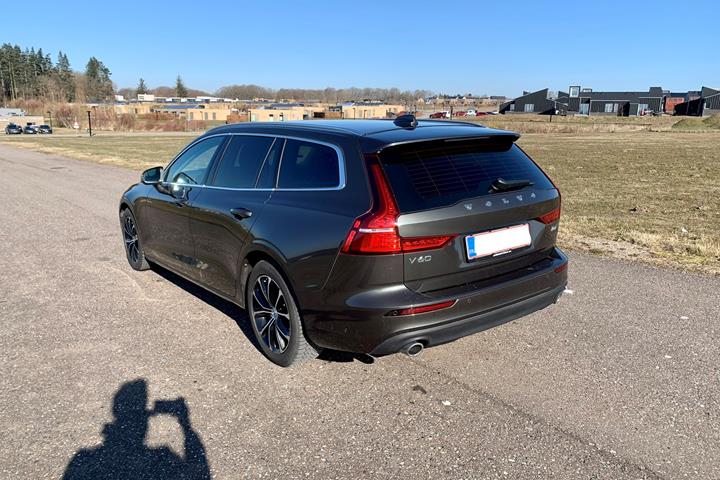 Grå Volvo V60 fra 2020