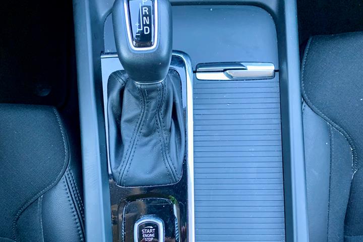 Grå Volvo V60 fra 2020