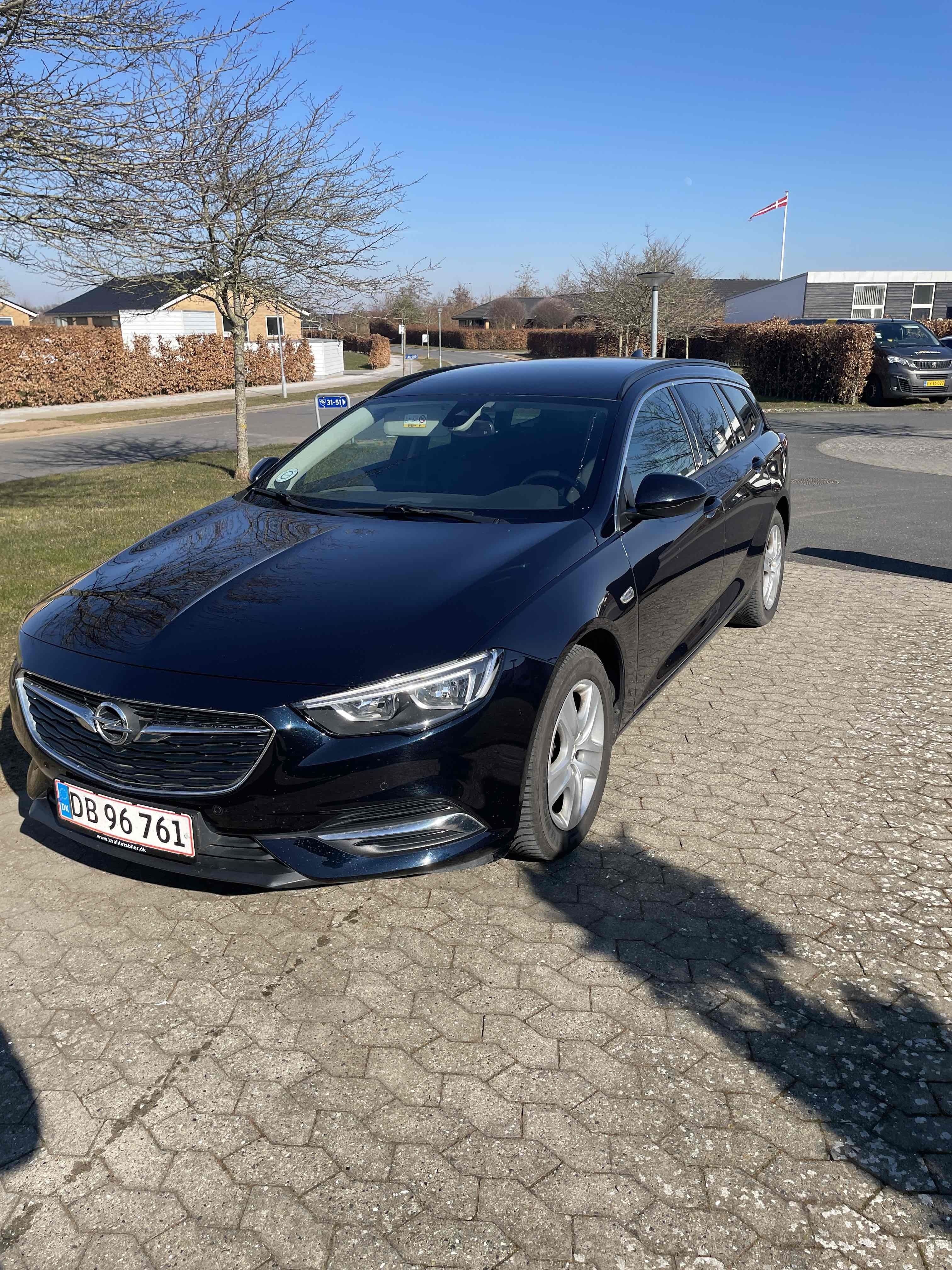 Blå Opel Insignia fra 2018