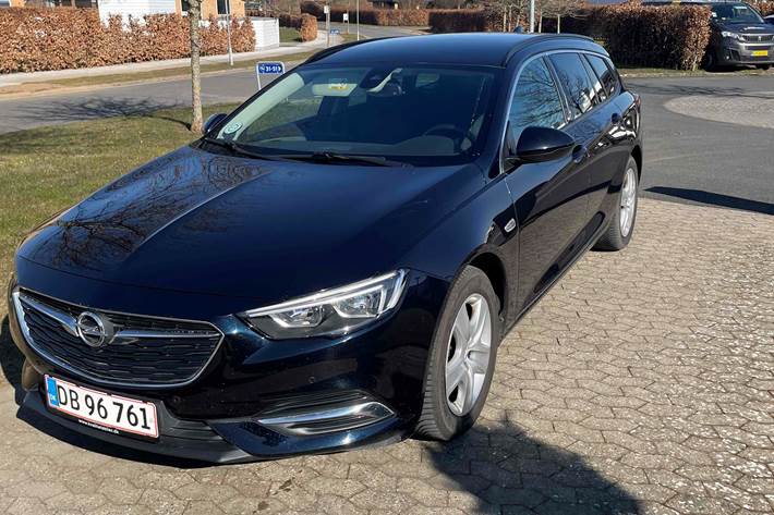 Blå Opel Insignia fra 2018