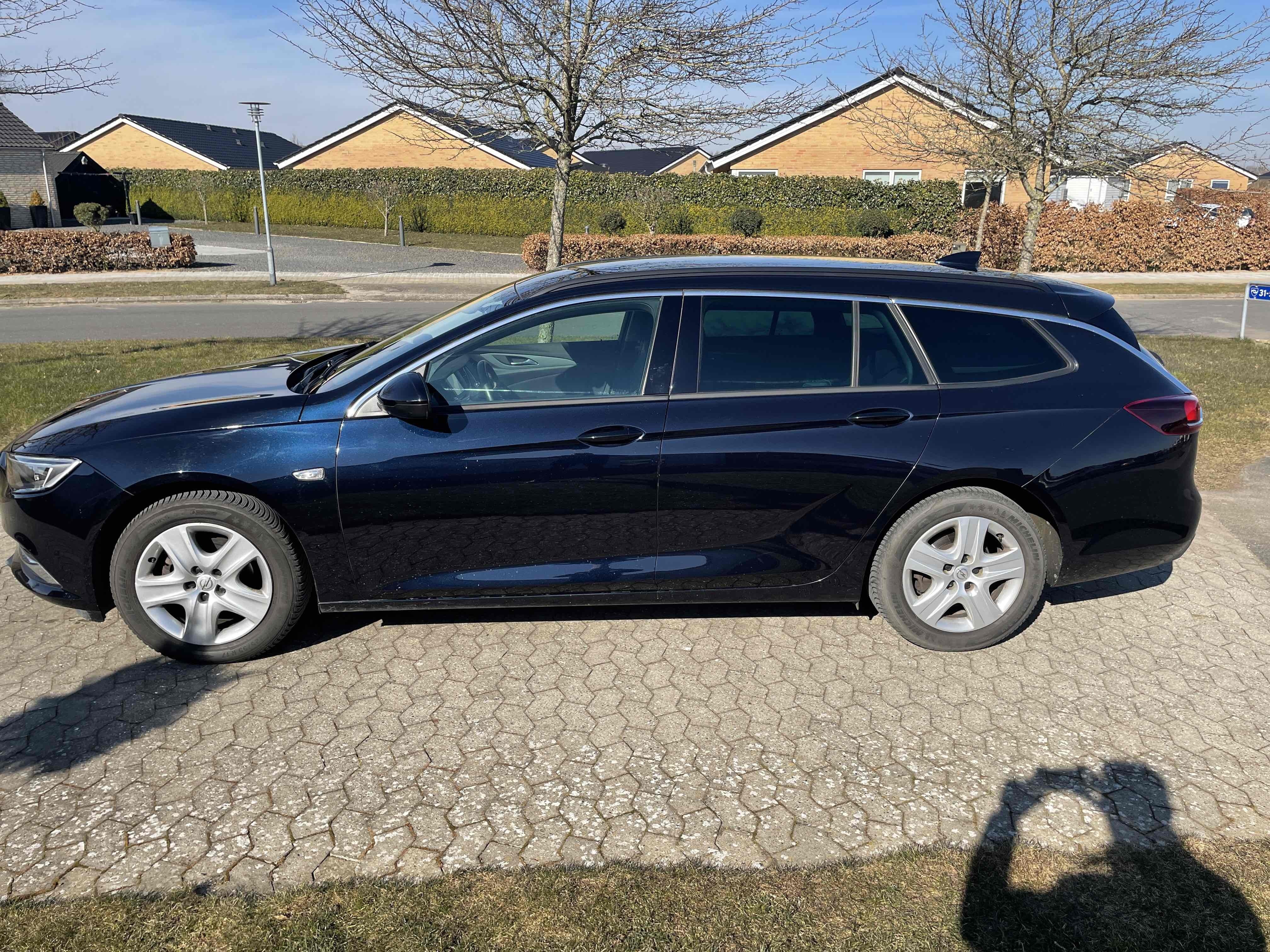 Blå Opel Insignia fra 2018