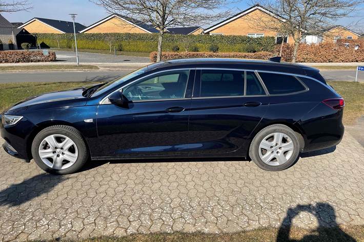 Blå Opel Insignia fra 2018