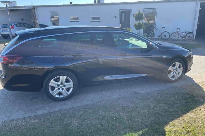 Blå Opel Insignia fra 2018