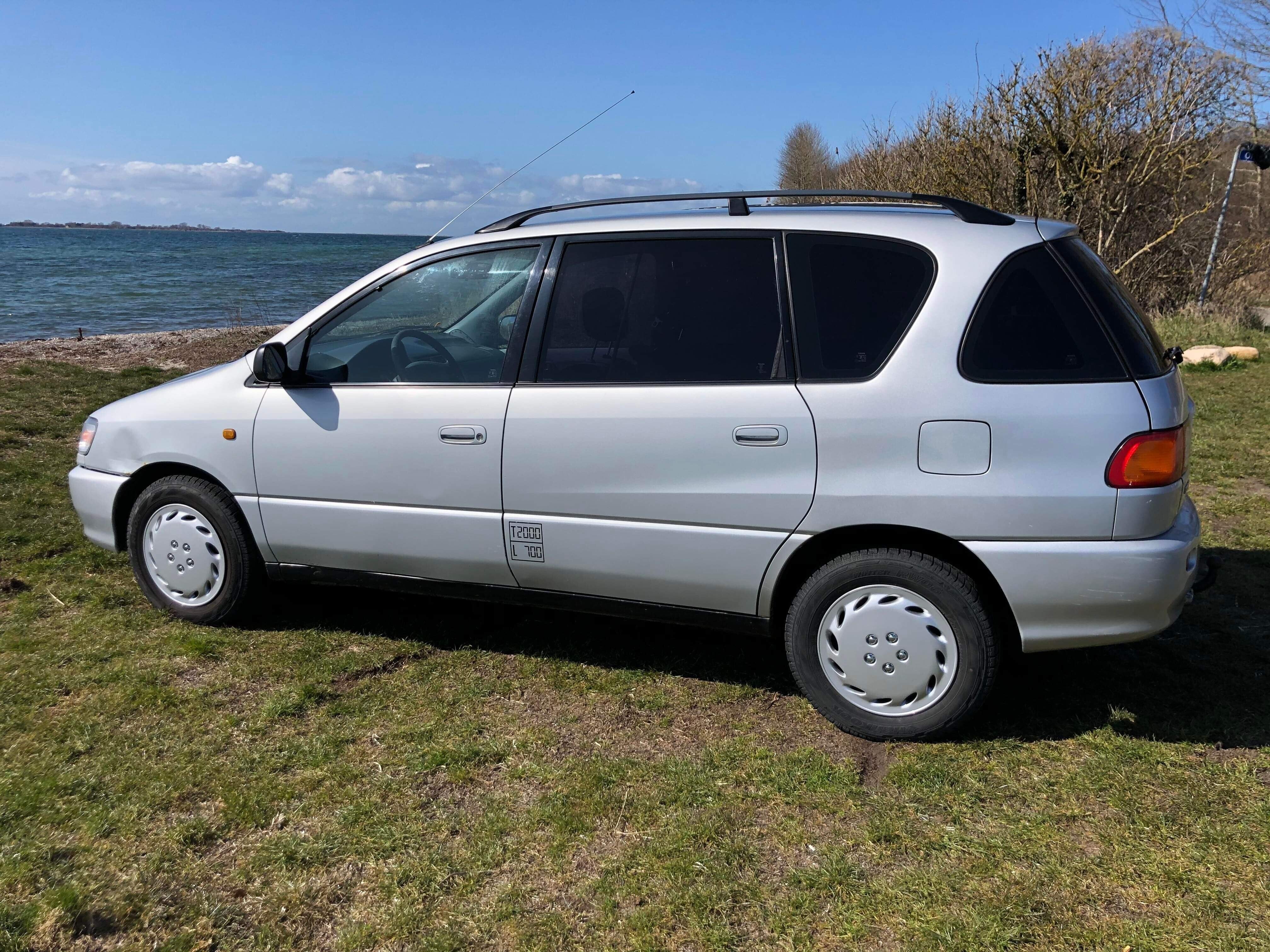 Sølv Toyota Picnic fra 1999