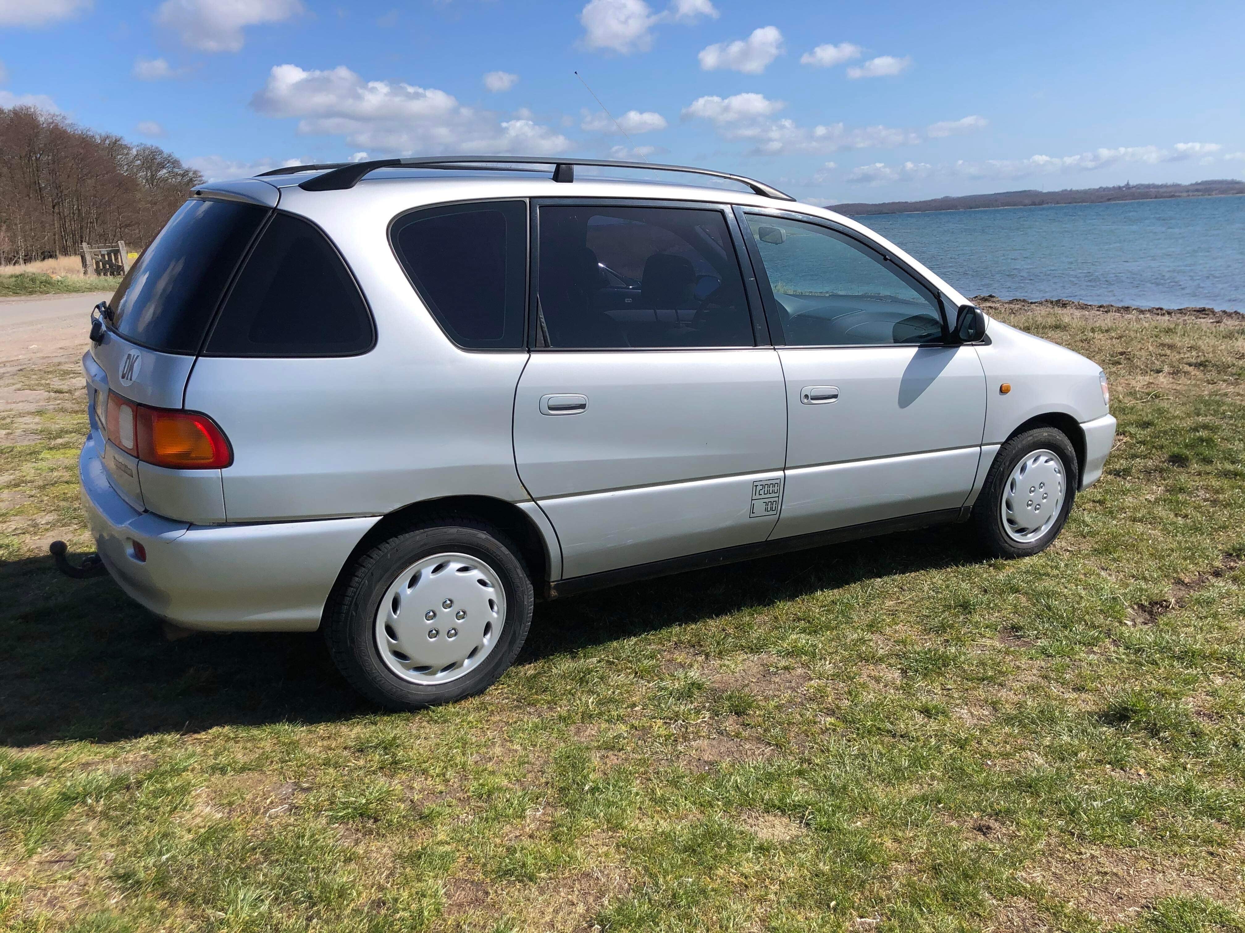 Sølv Toyota Picnic fra 1999