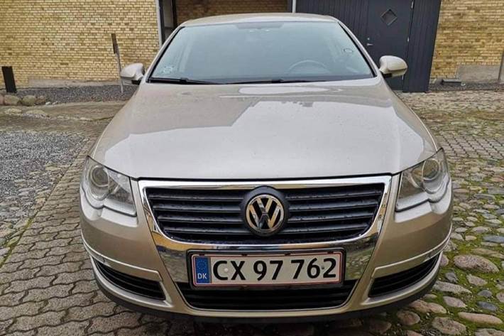 Beige VW Passat fra 2006