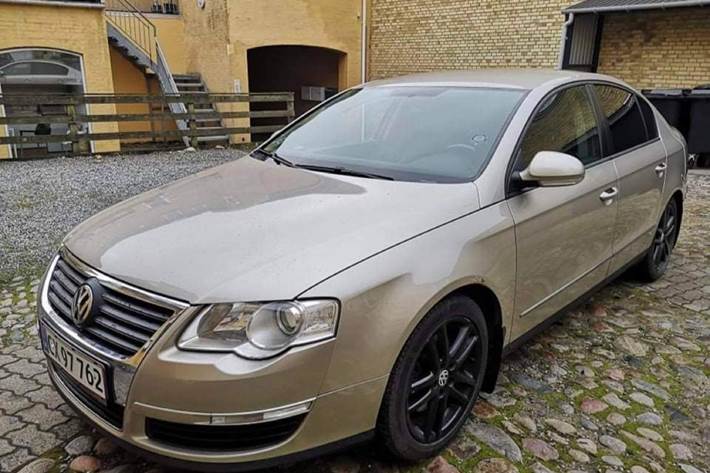 Beige VW Passat fra 2006