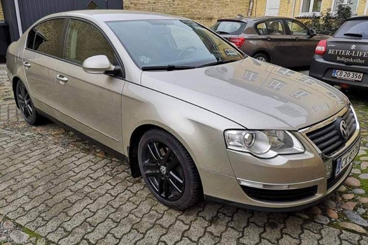 Beige VW Passat fra 2006