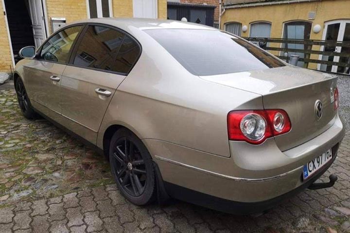 Beige VW Passat fra 2006