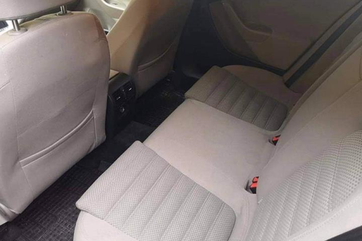Beige VW Passat fra 2006