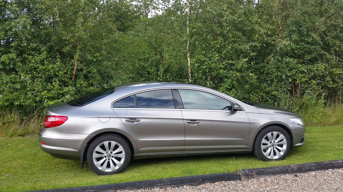 Gul VW Passat CC fra 2010