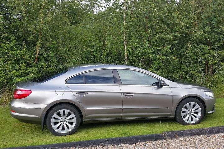 Gul VW Passat CC fra 2010