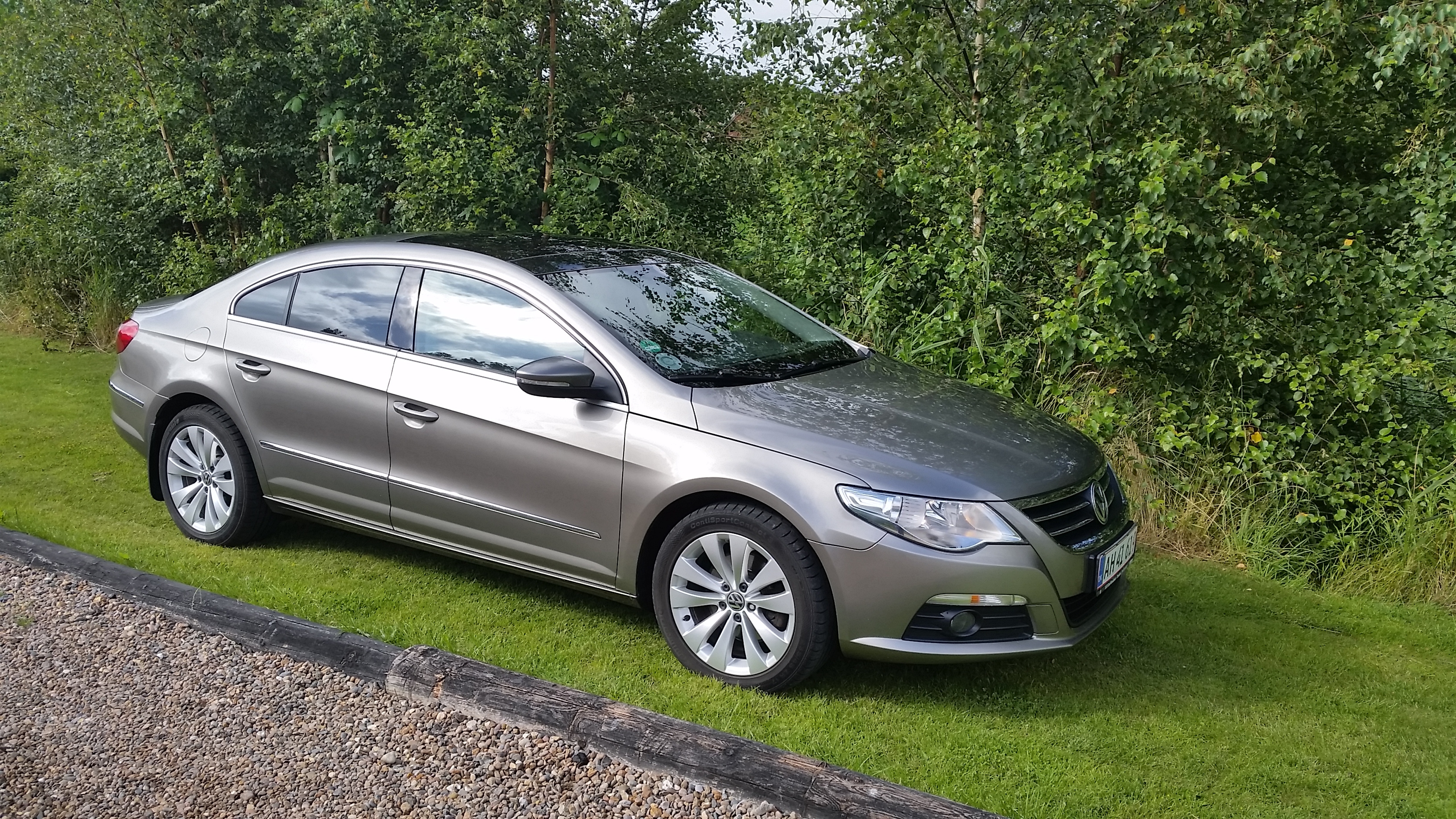 Gul VW Passat CC fra 2010