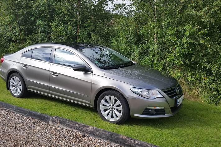Gul VW Passat CC fra 2010