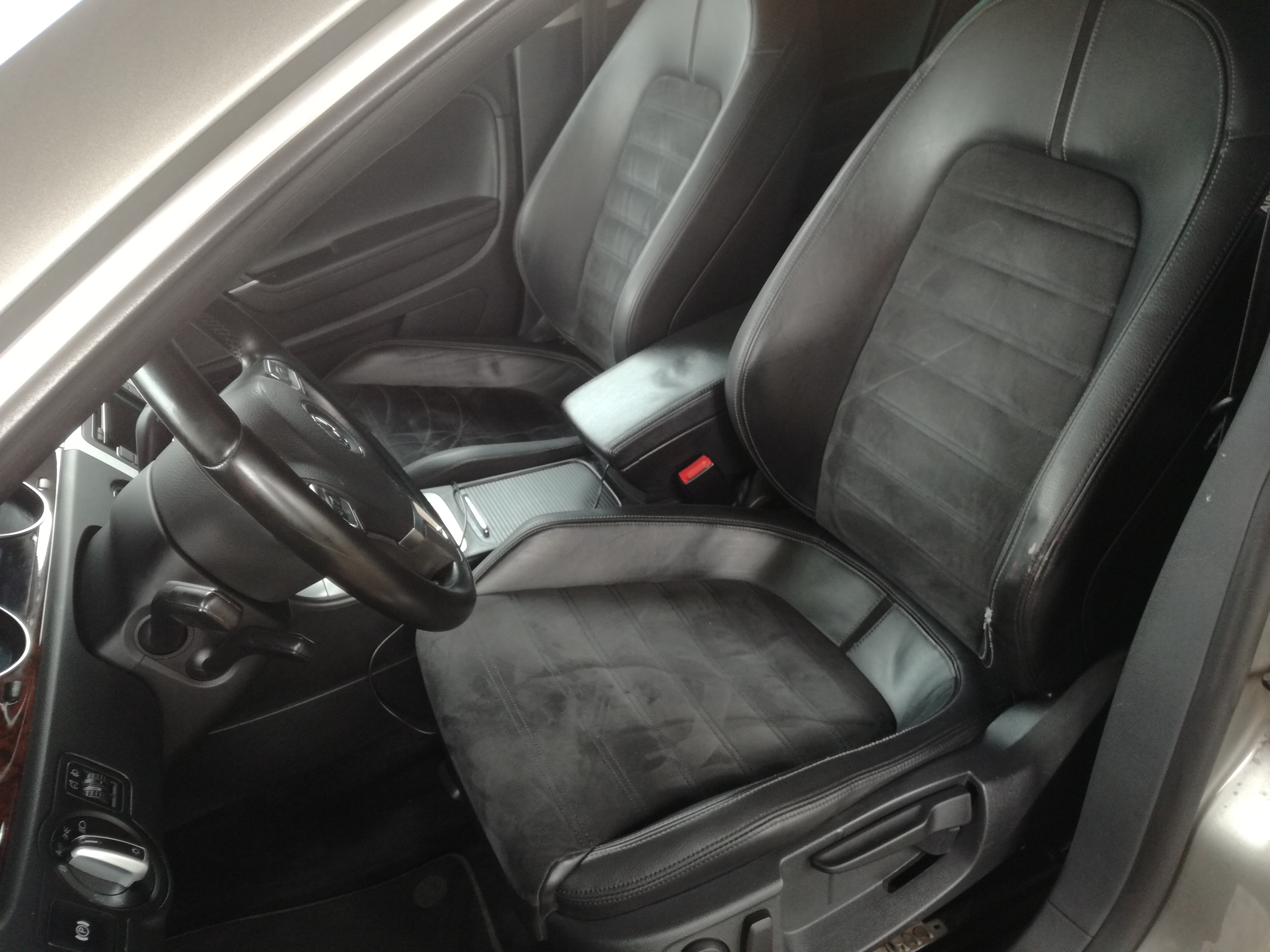 Gul VW Passat CC fra 2010