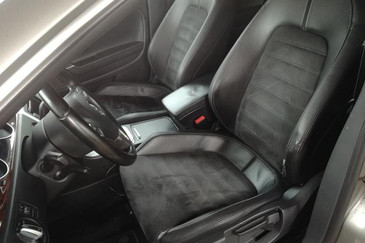 Gul VW Passat CC fra 2010