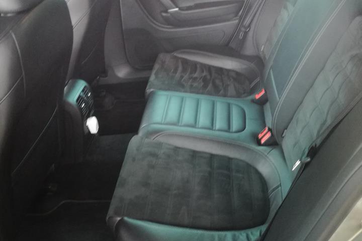 Gul VW Passat CC fra 2010