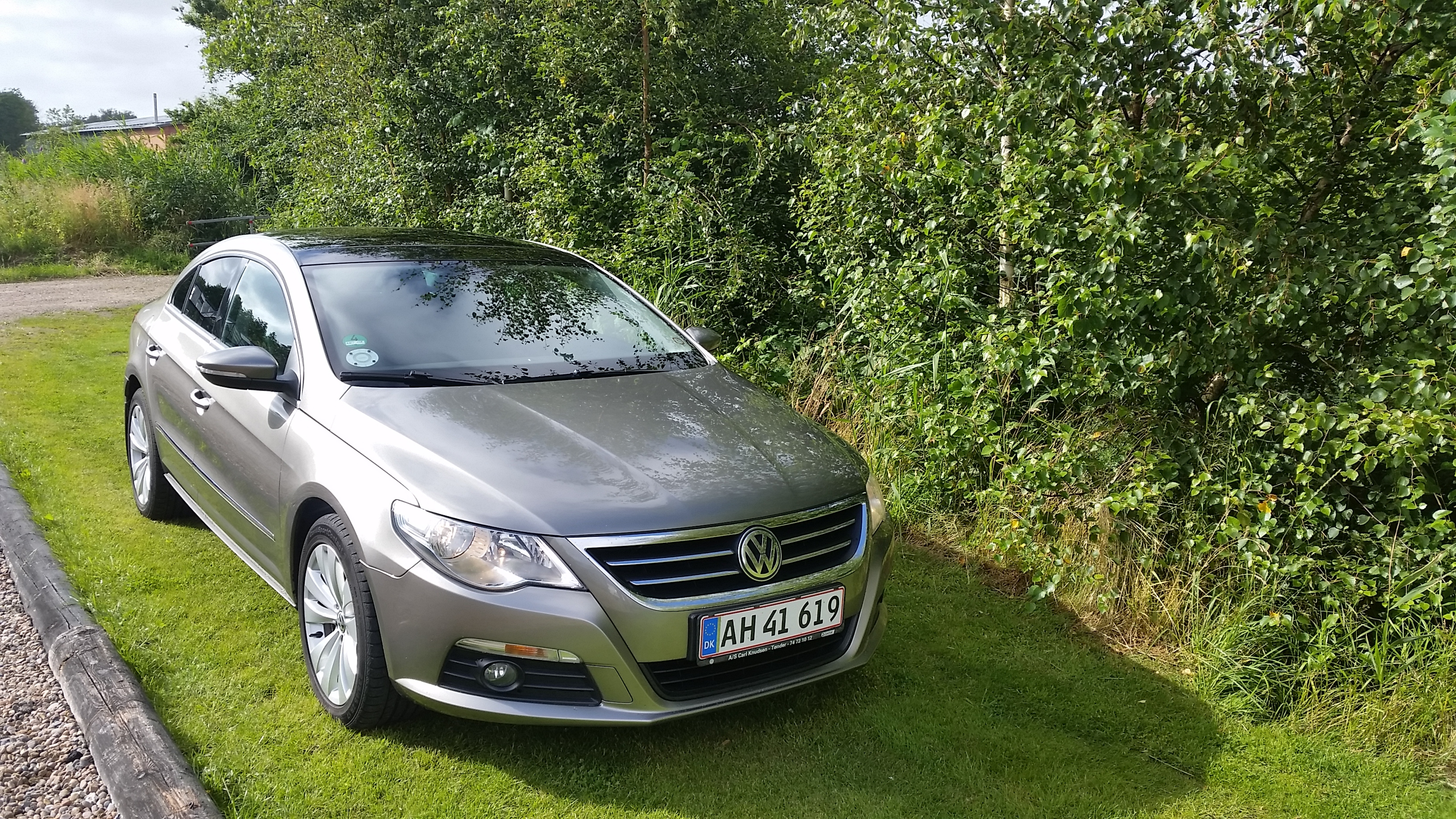 Gul VW Passat CC fra 2010