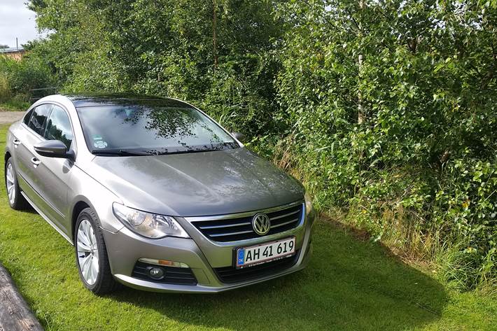 Gul VW Passat CC fra 2010