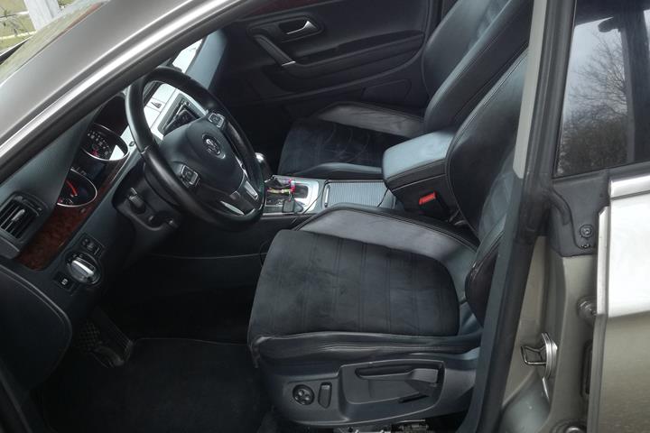Gul VW Passat CC fra 2010