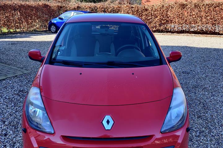 Rød Renault Clio fra 2012