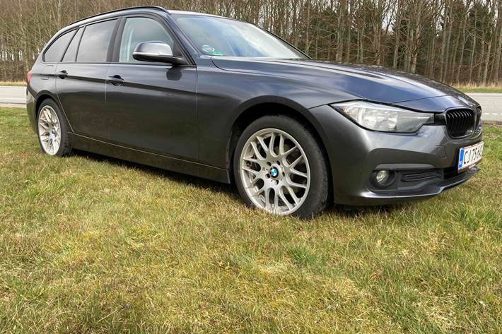 Grå BMW 318d fra 2015