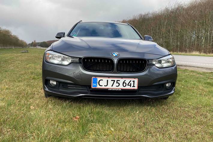 Grå BMW 318d fra 2015
