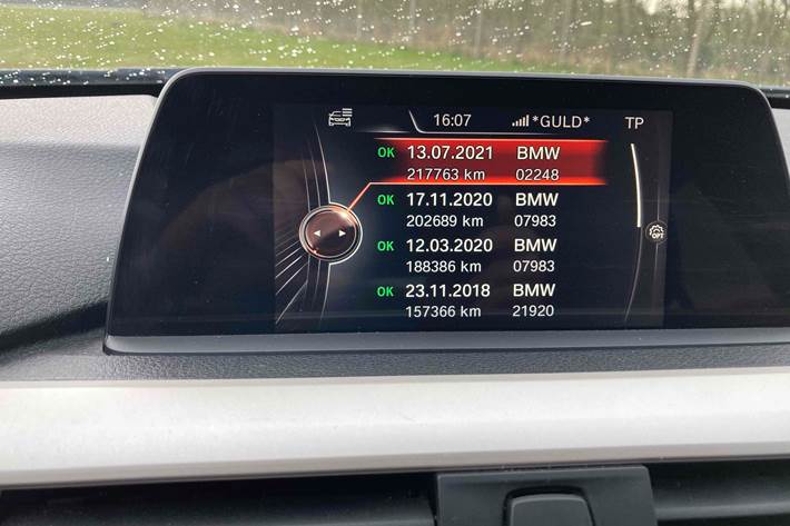 Grå BMW 318d fra 2015