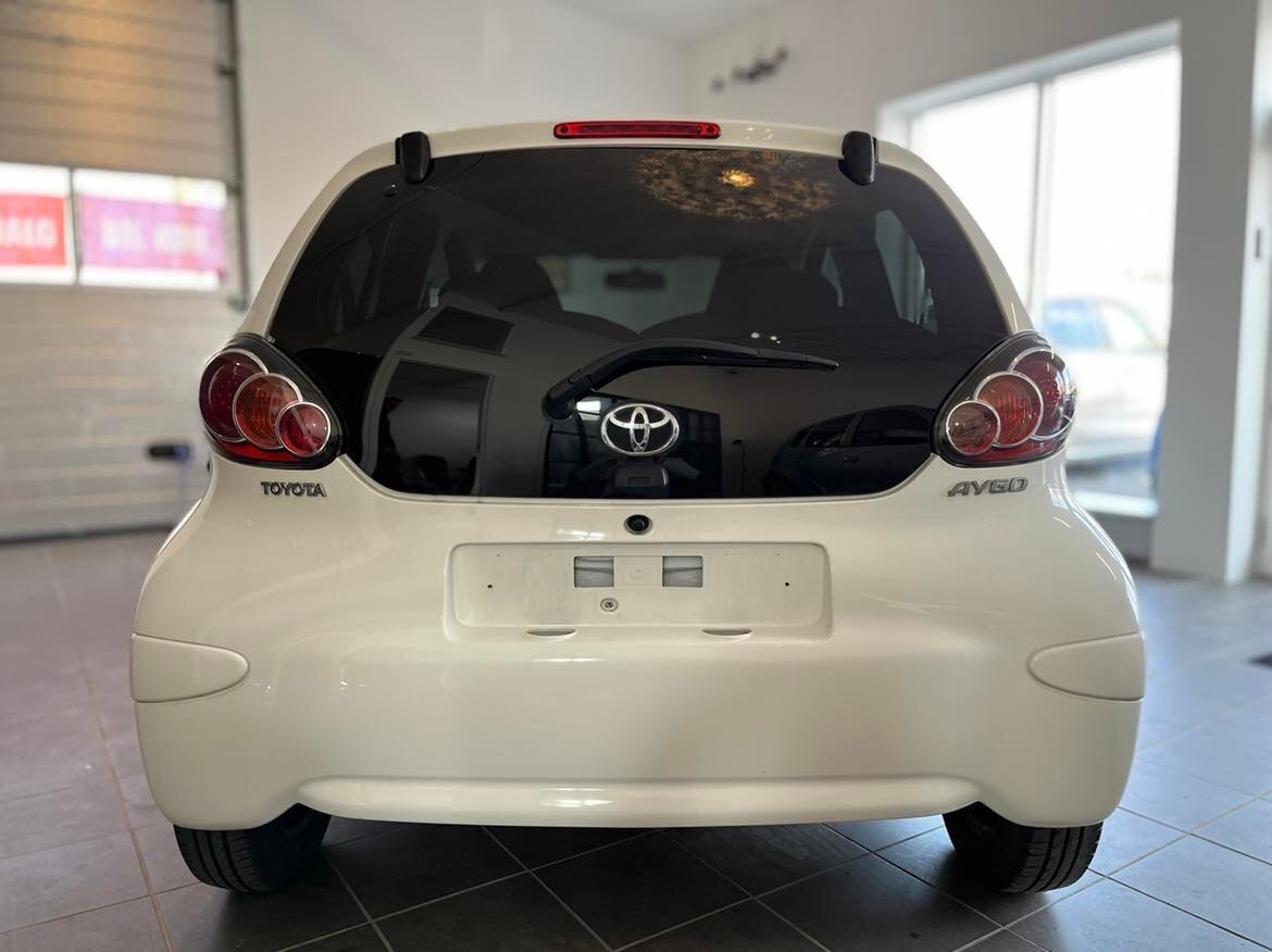 Hvid Toyota Aygo fra 2012