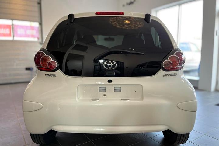 Hvid Toyota Aygo fra 2012