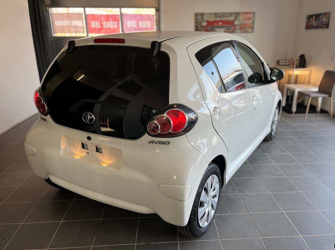 Hvid Toyota Aygo fra 2012