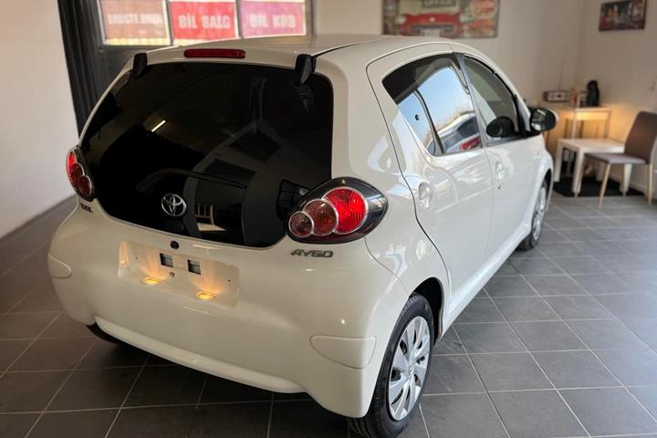 Hvid Toyota Aygo fra 2012