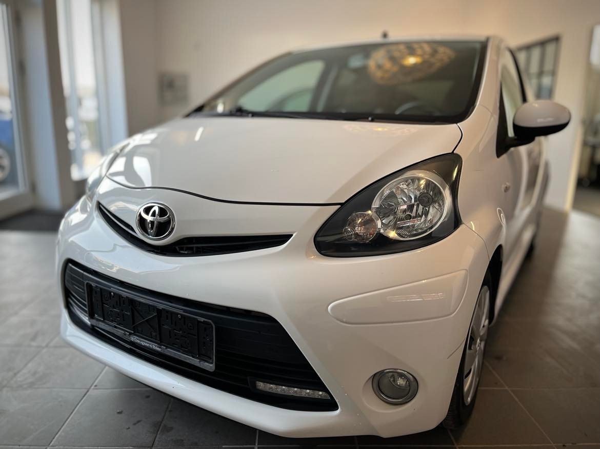 Hvid Toyota Aygo fra 2012