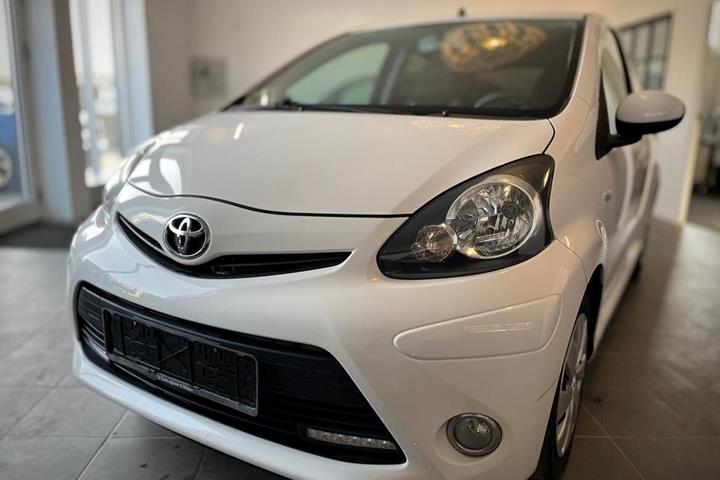 Hvid Toyota Aygo fra 2012
