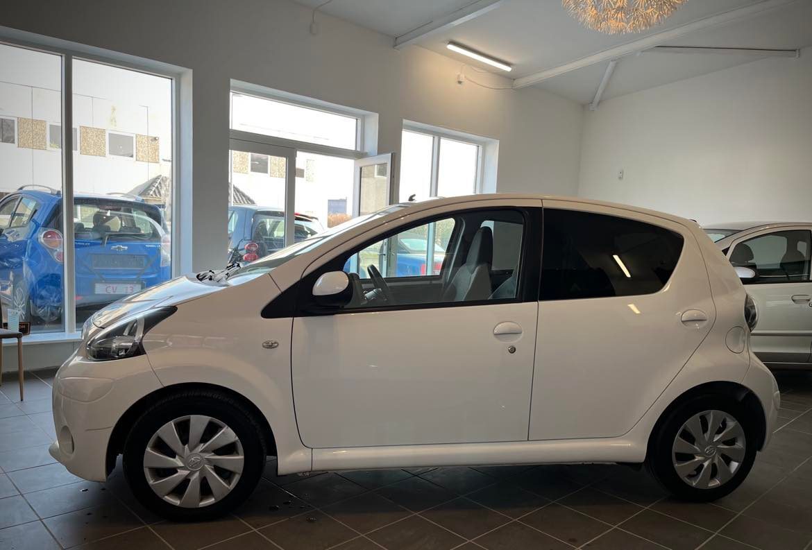 Hvid Toyota Aygo fra 2012