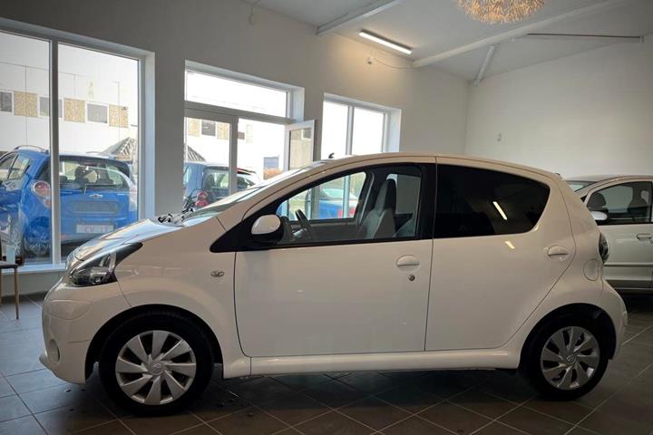 Hvid Toyota Aygo fra 2012