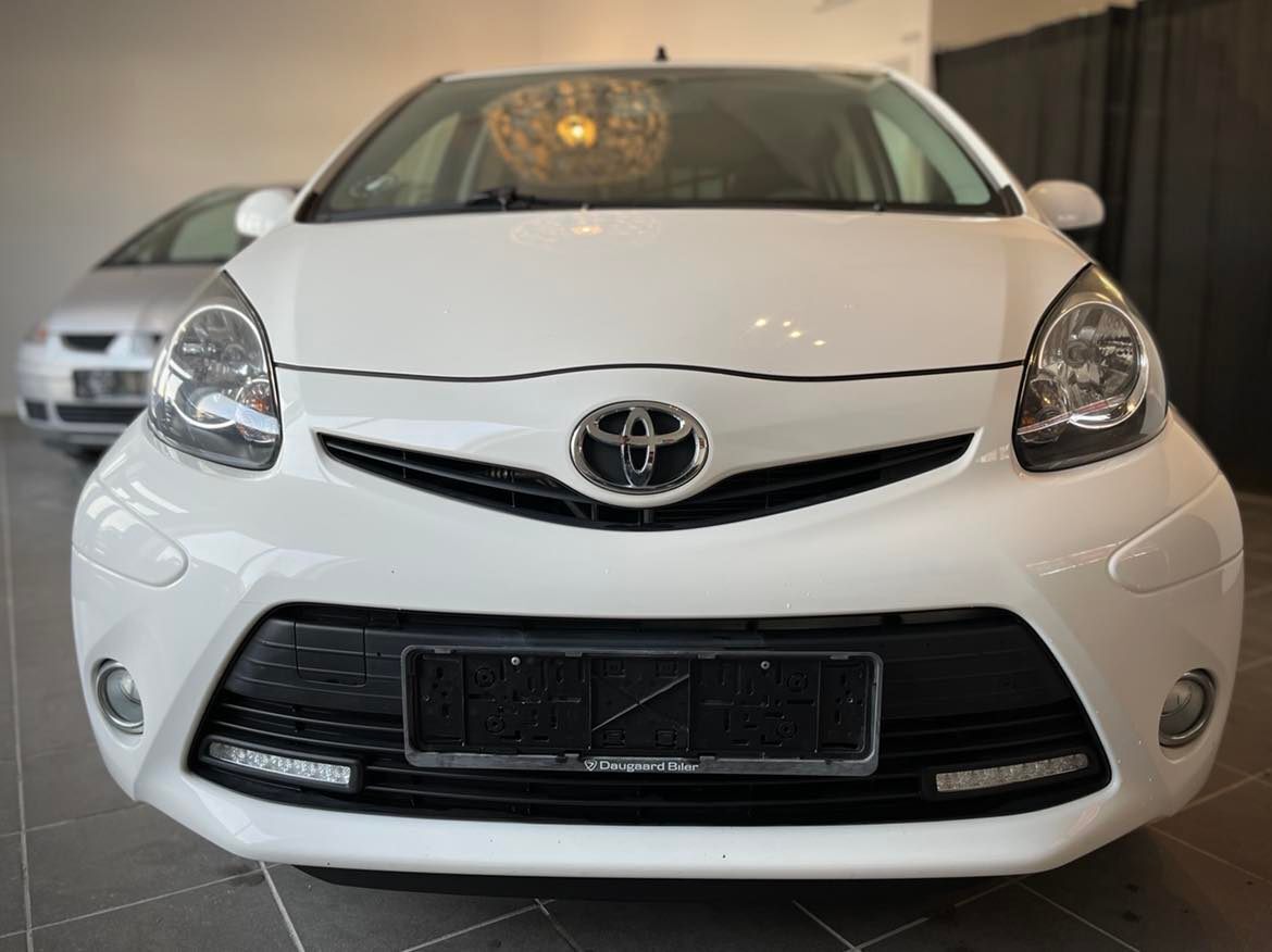 Hvid Toyota Aygo fra 2012