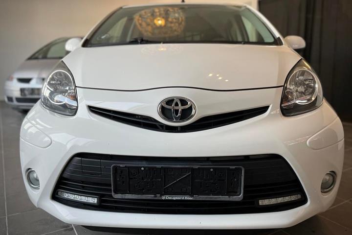 Hvid Toyota Aygo fra 2012