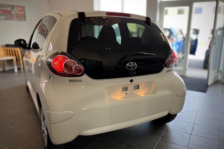 Hvid Toyota Aygo fra 2012