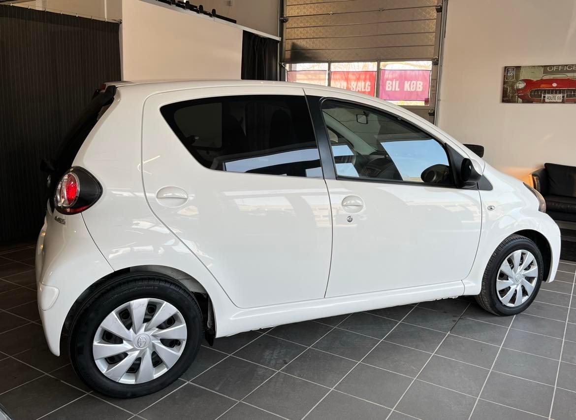 Hvid Toyota Aygo fra 2012