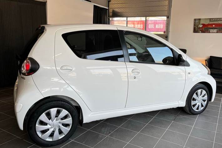 Hvid Toyota Aygo fra 2012