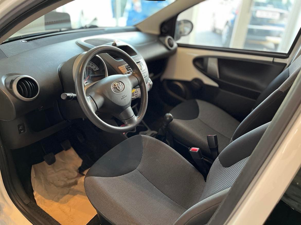 Hvid Toyota Aygo fra 2012