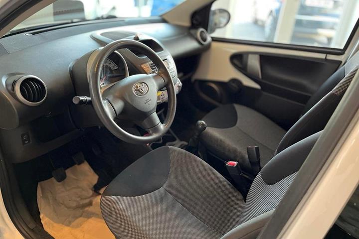 Hvid Toyota Aygo fra 2012