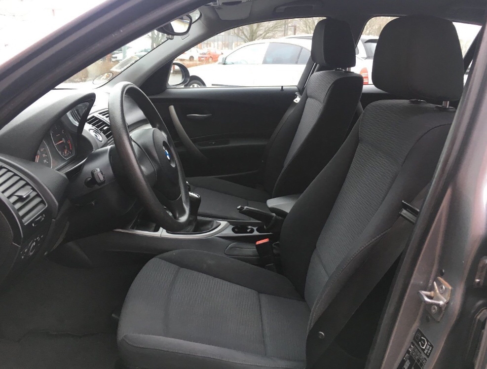 Grå BMW 116d fra 2011
