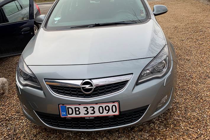 Sølv Opel Astra fra 2012